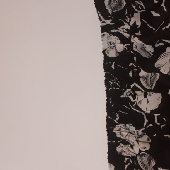 Judy Knapp pants. Small, light weight, print fabric, flaired leg, 100% polyester - Picture 5 of 5